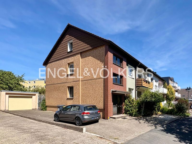 Großzügiges Zweifamilienhaus mit Ausbaupotenzial
